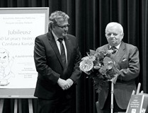 Czesław Kuriata podczas jubileuszu 60-lecia pracy twórczej, przyjmuje gratulacje od Zastępcy Prezyde