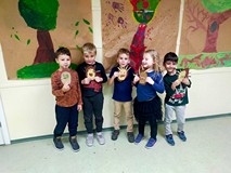 Dzieci pozują do zdjęcia