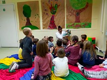 Bibliotekarka czyta książkę