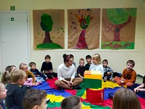 Dziewczynka szuka darów jesieni