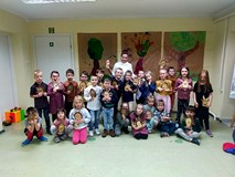 Dzieci prezentują swoje prace