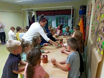 Dzieci w trakcie wykonywania prac plastycznych