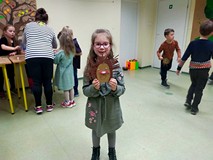 Dziewczynka prezentuje swoją pracę