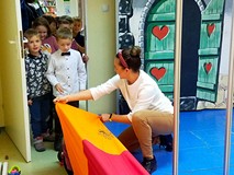 chłopczyk przygotowuje się do wejścia w tunel