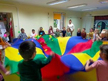 Dzieci bawią się chustą animacyjną