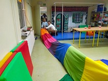 Dzieci wchodzą w tunel