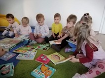 Prezentacja książek dla maluchów i podziwianie książek przez żłobkowiczów