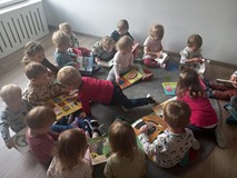 Prezentacja książek dla maluchów i podziwianie książek przez żłobkowiczów