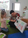 Prezentacja książek dla maluchów i podziwianie książek przez żłobkowiczów
