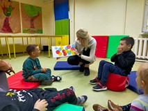 Bibliotekarka czyta dzieciom książkę