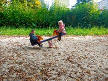 Dzieci na placu zabaw