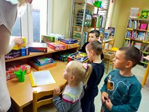 Dzieci zwiedzają bibliotekę