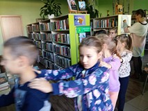 „Ciuchcią” wokół biblioteki (dzieci wędrują za panią Anią między regałami)