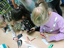 Dzieci wykonują zakładki do książek