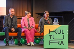 Tomasz Ogonowski, Barbara Wysmyk i Dorota Cywińska podczas dyskusji.