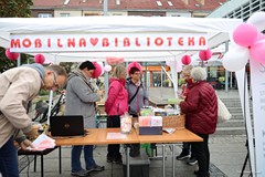 Mobilna Biblioteka podczas Marszu Różowej Wstążki.