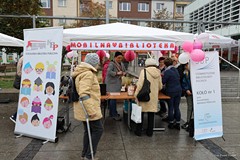 Mobilna Biblioteka podczas Marszu Różowej Wstążki.