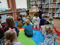 Przedszkolaki i teatrzyk Kamishibai