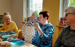 Na zdjęciu Jola z piękną, szydełkową mandalą - która później trafiła na nasze czytelniane okno