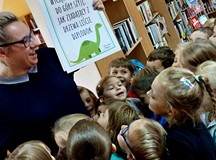 Gosia i przedszkolaki wykonują polecenia - wyciągają do góry szyję, jak zjadający z dzrzewa liście d