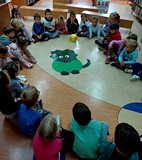 Przedszkolaki ułożyły z puzzli triceratopsa