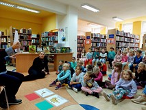 Przedszkolaki wspólnie z Gosią dzielą dinozaury na roślino i mięsożerne