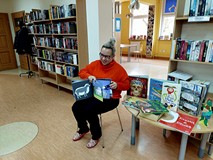 Gosia prezentuje grupie najpiękniejsze książki ze zbiorów naszej biblioteki