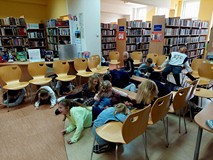 Grupa uczestniczy aktorsko w przedstawieniu o Czerwonym Kapturku - na zdjęciu myśliwy ustrzelił wilk