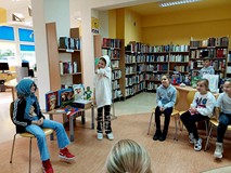 Grupa uczestniczy aktorsko w przedstawieniu o Czerwonym Kapturku - na zdjęciu Czerwony Kapturek dota