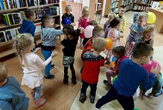 Przedszkolaki szaleją przerzucając kolorowe balony na stronę drużyny przeciwnej