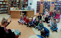 Gosia pakuje z przedszkolakami walizkę na wakacje