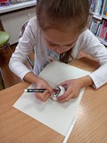 Jesienne warsztaty kamyczkowe- dziewczynka maluje swoją ulubioną postać z bajki