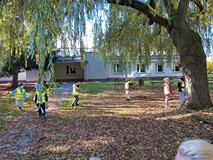 Dzieci podczas zabawy w ogrodzie