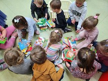 Dzieci w trakcie zabawy z książkami