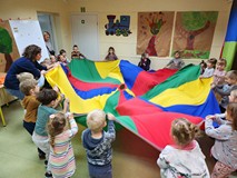 Dzieci w trakcie zabawy z chustą animacyjną