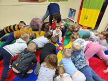 Dzieci w trakcie ćwiczeń