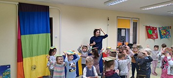 Dzieci noszą książki na głowie