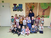 Dzieci pozują do zdjęcia