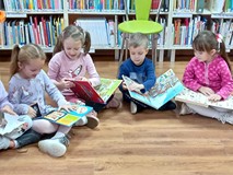 Dzieci ogladające książki