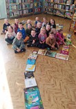 Grupa Mali Piraci z ułożonym wężem z książek