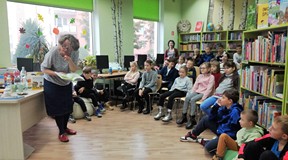 Pani Malwina Kożurno podczas czytania dzieciom