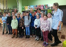 Uczniowie klasy trzeciej ze swoją nauczycielką i naszymi gośćmi