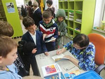 Autorka składa autografy w książkach zakupionych przez uczestników spotkania