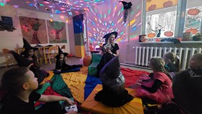 Bibliotekarka czyta dzieciom książkę