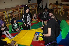 Chłopiec wybiera kubek, pod którym kryje się smakołyk