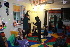 Chłopiec losuje zadanie