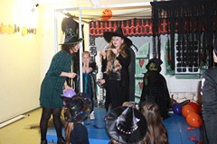 Dziewczynka losuje zadanie