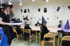 dzieci wykonują prace plastyczne przy stolikach