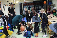 Dzieci drążą dynię