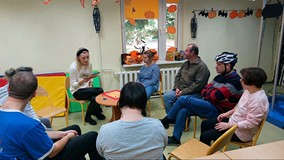 Bibliotekarka czyta uczestnikom spotkania ksiązkę